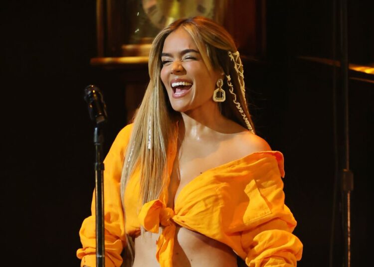 Assista Karol G como a manchete da última noite do Coachella 2026