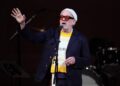 Assista Michael Stipe do REM apresentar a nova música solo comovente 'The Rest Of Ever' em 'Colbert'