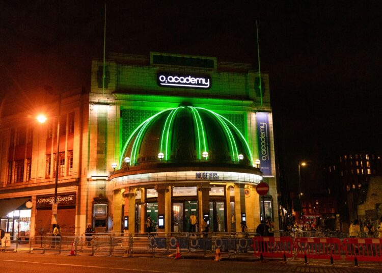 Assista Muse estrear novas músicas 'Cryogen' e 'Be With You' em show intimista e explosivo da Brixton Academy