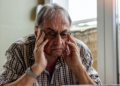 Assisti O Poderoso Chefão novamente aos 64 anos e chorei - não porque o filme mudou, mas porque finalmente entendi que os filmes que assistimos aos vinte e poucos anos não eram apenas entretenimento, eram manuais de instruções para masculinidade, família e honra que moldaram todas as decisões importantes que já tomei.