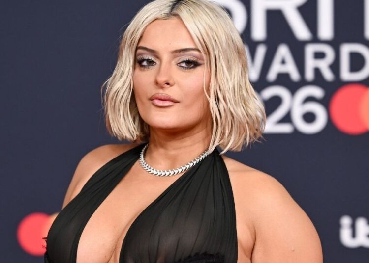 Bebe Rexha traz um toque rendado para o ousado espartilho antes do lançamento de nova música