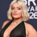 Bebe Rexha traz um toque rendado para o ousado espartilho antes do lançamento de nova música