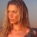 Bella Hadid usa duas peças prateadas brilhantes na nova sessão promocional da Orebella