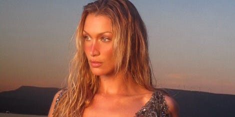 Bella Hadid usa duas peças prateadas brilhantes na nova sessão promocional da Orebella