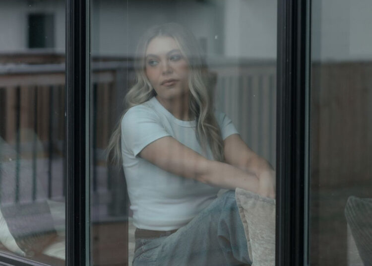 Bri Fletcher encontra força na reflexão com o videoclipe de “New Her”