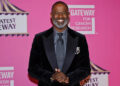 Brian McKnight processa ex-mulher, filho e figuras da mídia por 'narrativa falsa'