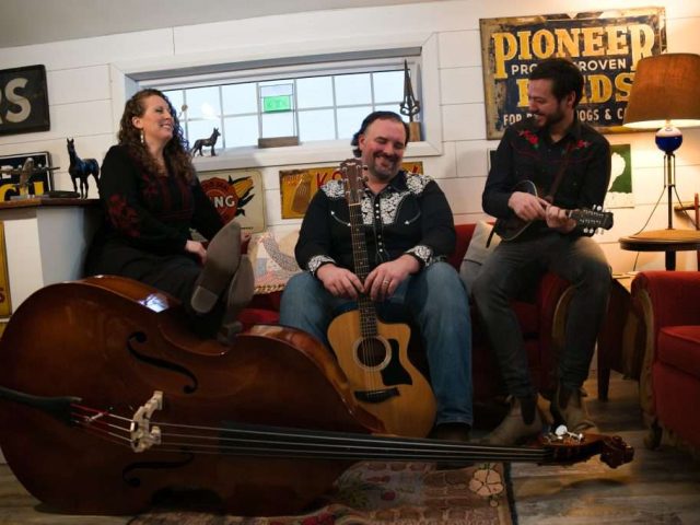 Cabin Fever lamenta o declínio das pequenas cidades no último single, vídeo 'No Back Page'