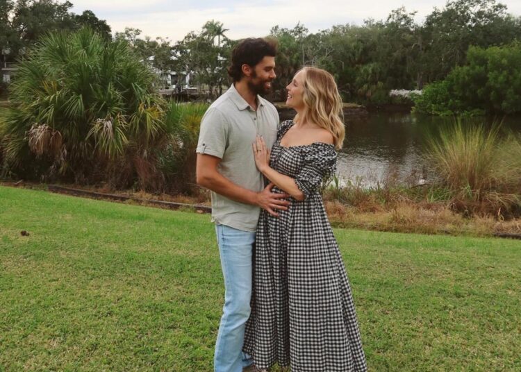 Candice King se casa com Steven Krueger antes de dar as boas-vindas ao bebê