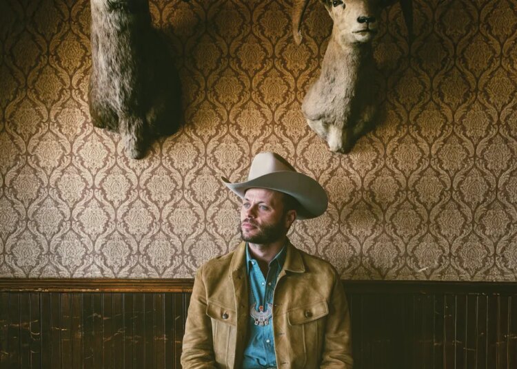 Charley Crockett encerra saga musical fora da lei com 'Age of the Ram'