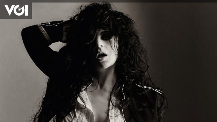 Charli XCX banting o volante da exploração da música rock para novo álbum