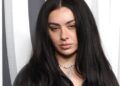 Charli XCX faz uma pose ousada com blusa desabotoada para a Vogue britânica