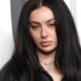Charli XCX faz uma pose ousada com blusa desabotoada para a Vogue britânica