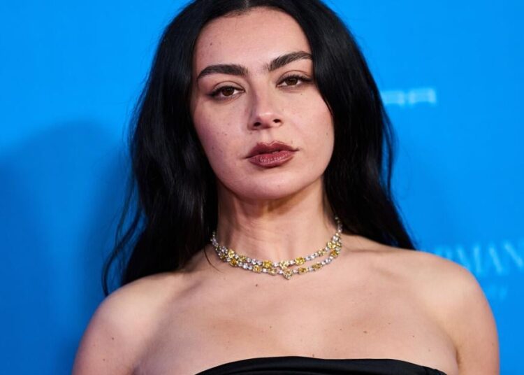 Charli XCX usa roupas da loja de Nova Orleans em novo filme | Entretenimento/Vida