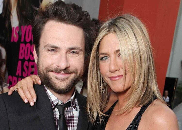 Charlie Day compartilha momento estranho ao se despir de Jennifer Aniston: 'Nunca me senti menos atraente'