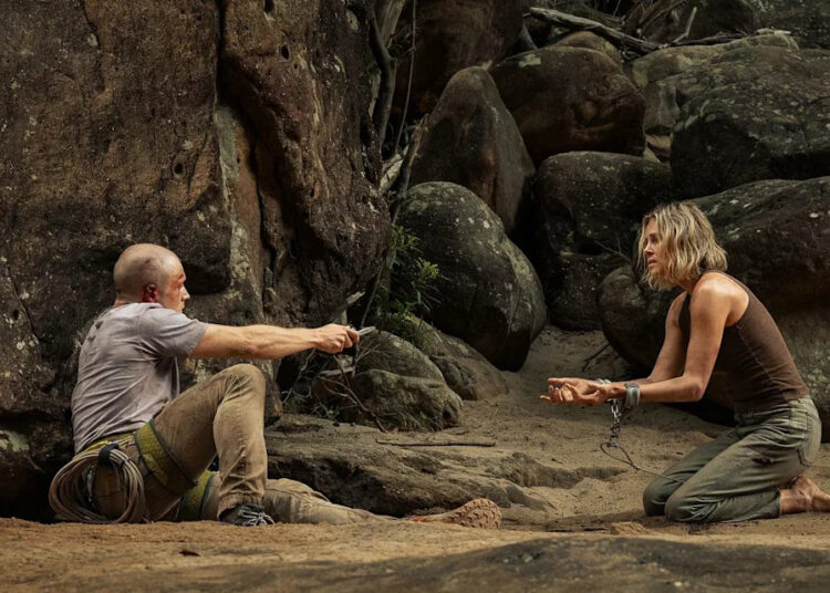 Charlize Theron e Taron Egerton foram ‘forçadas’ a tomar banho lado a lado enquanto faziam “Apex” (exclusivo)