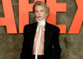 Charlize Theron enlouquece após tocar cobra viva em momento selvagem