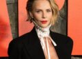 Charlize Theron escalando com a filha em agosto