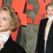Charlize Theron usa roupa masculina em Christian Dior para estreia de 'Apex'