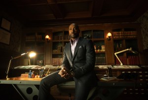 Chefe de entretenimento da CBS aborda cancelamentos de 'Watson' e 'DMV'