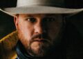 Cody Johnson lança cover de Merle Haggard, 'Footlights'