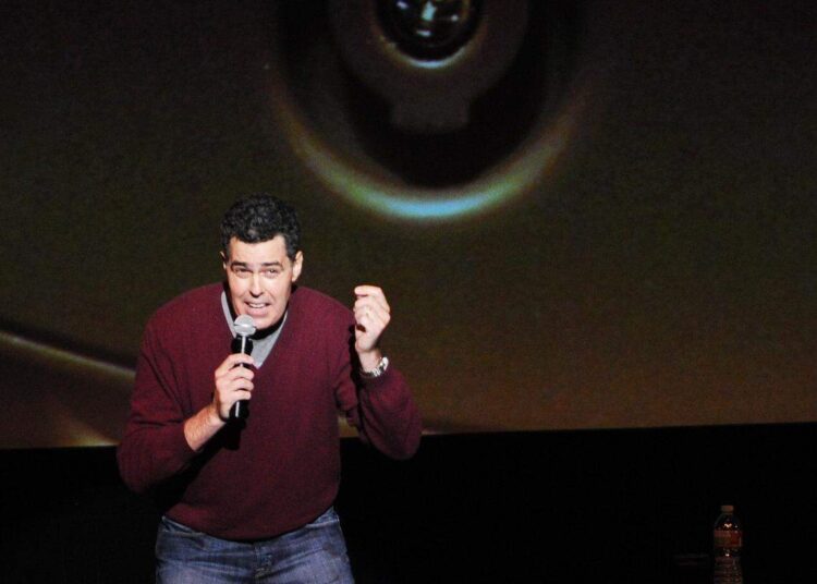 Comédia stand-up de Adam Carolla no State Theatre em Modesto CA