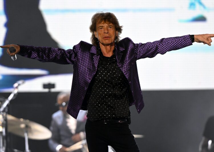 Confira o novo single em vinil dos Rolling Stones, 'Rough & Twisted' como The Cockroaches