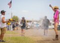 Country Thunder não é Coachella. Os campistas estão festejando, não postando