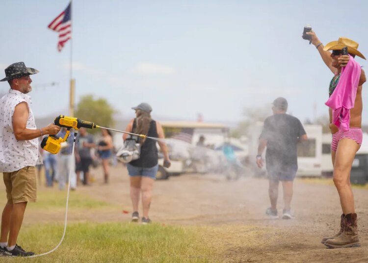 Country Thunder não é Coachella. Os campistas estão festejando, não postando