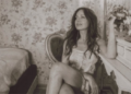 Cyndi Thomson retorna com novo single sincero “Perfume On The Floor”