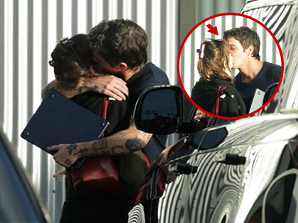 Dakota Johnson beija modelo enquanto o relacionamento esquenta