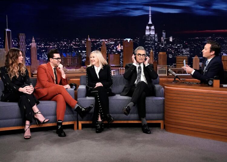 Dan Levy chama a morte de Catherine O'Hara de 'perda coletiva' e compartilha o que lhe dá 'conforto' agora