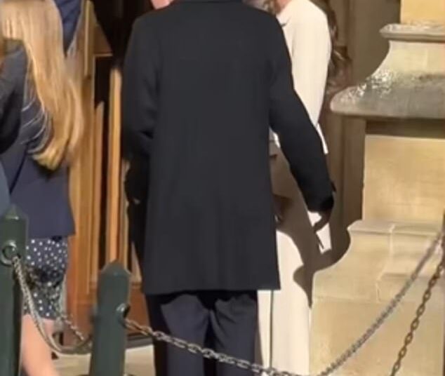 Doce momento entre o conde de Wessex, o 'solteiro mais cobiçado da Grã-Bretanha', e sua prima, a princesa de Gales, enquanto ela prova que ele está firmemente no rebanho real durante seu raro passeio de Páscoa