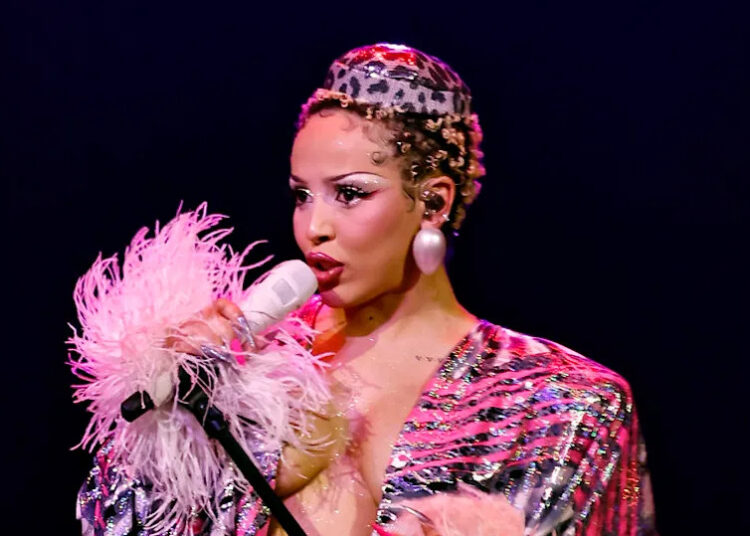Doja Cat, brincando, compara seu gato a Nicki Minaj por mastigar fios