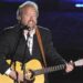 Don Schlitz, membro do Hall da Fama da Música Country, morre aos 73 anos após doença súbita