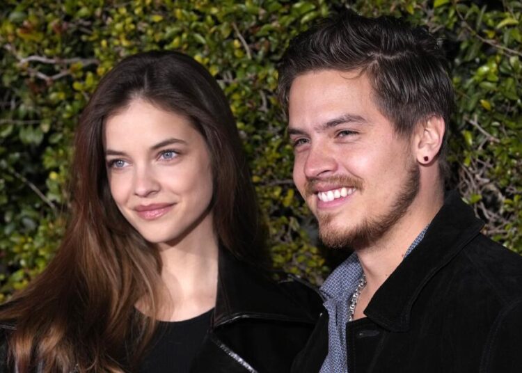 Dylan Sprouse aborda invasor em sua casa em Hollywood Hills