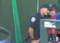EMT atingido na virilha por falta de Carter Jensen do Royals