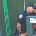 EMT atingido na virilha por falta de Carter Jensen do Royals