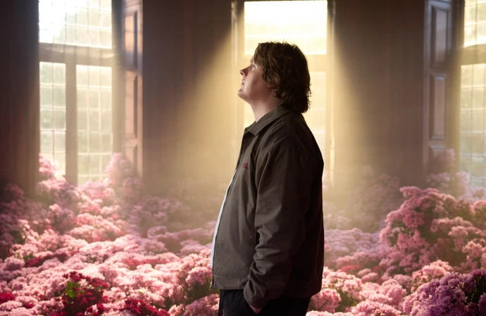 ESCUTE: Lewis Capaldi compartilha a última faixa Stay Love