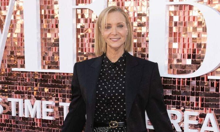 EXCLUSIVO: Lisa Kudrow sugere uma séria divergência entre ela e as co-estrelas de 'Friends' enquanto ela se enfurece sobre como foi tratada durante o programa de sucesso