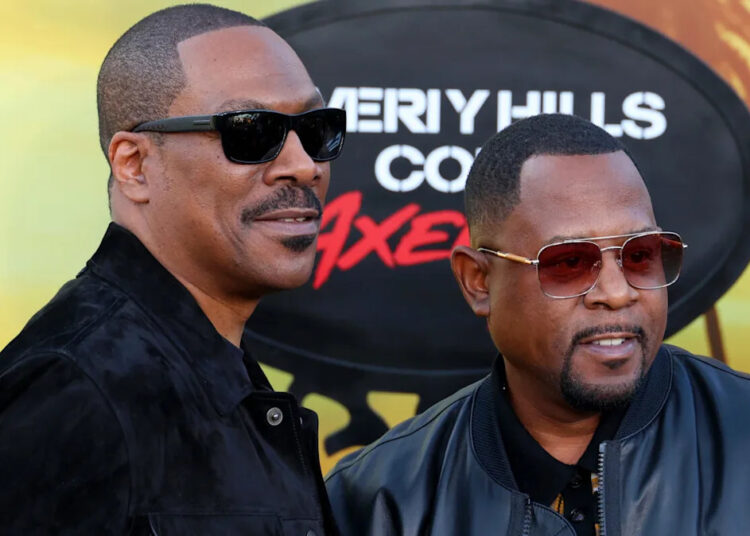 Eddie Murphy dá as boas-vindas ao novo membro da família com Martin Lawrence