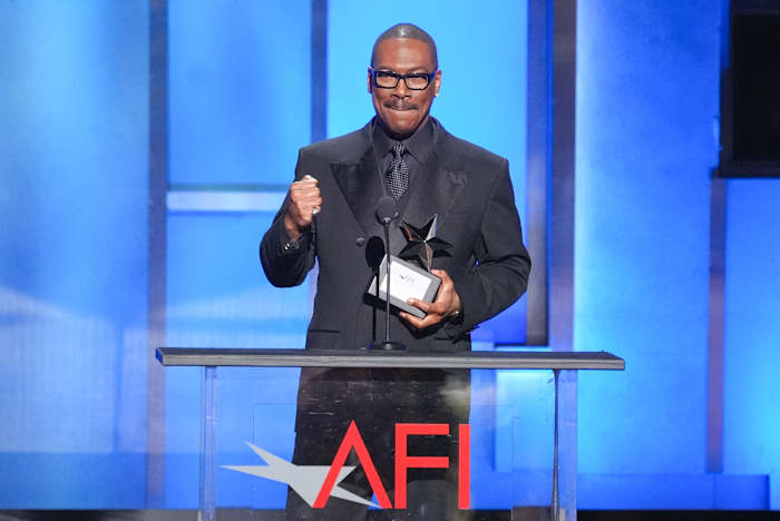 Eddie Murphy recebe prêmio pelo conjunto de sua vida da AFI, sendo aplaudido de pé em homenagem repleta de estrelas