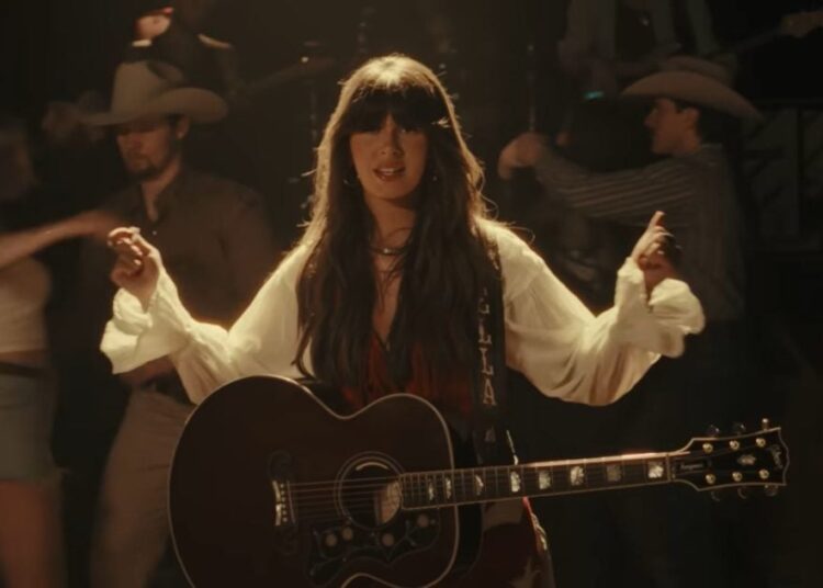 Ella Langley escolhe artistas do Texas para o novo vídeo de “Choosin' Texas”