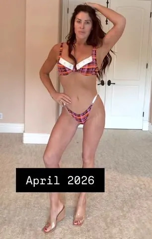 Emily Simpson, de “Real Housewives of OC”, exibe seu corpo esguio de biquíni em meio à dramática jornada de perda de peso
