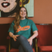 'Está melhor do que nunca': Abbie McCarthy sobre os 10 anos da nova série musical Good Karma Club | Ao vivo