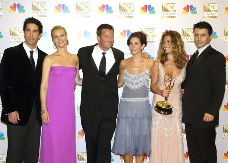 Estrelas de 'Friends' supostamente não estão felizes Lisa Kudrow revelou detalhes sobre seus salários residuais