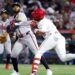 Ex-rebatedor do Royals lidera ataque em briga caótica entre Angels e Braves