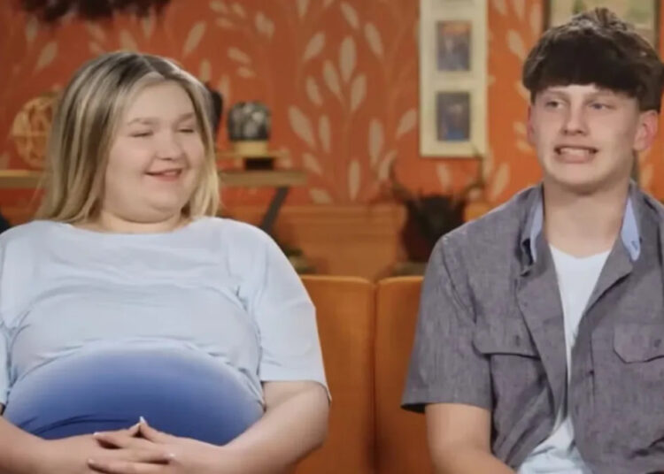 Fãs pedem que ‘Inesperado’ seja cancelado depois que clipe ‘super perturbador’ de pais adolescentes se torna viral