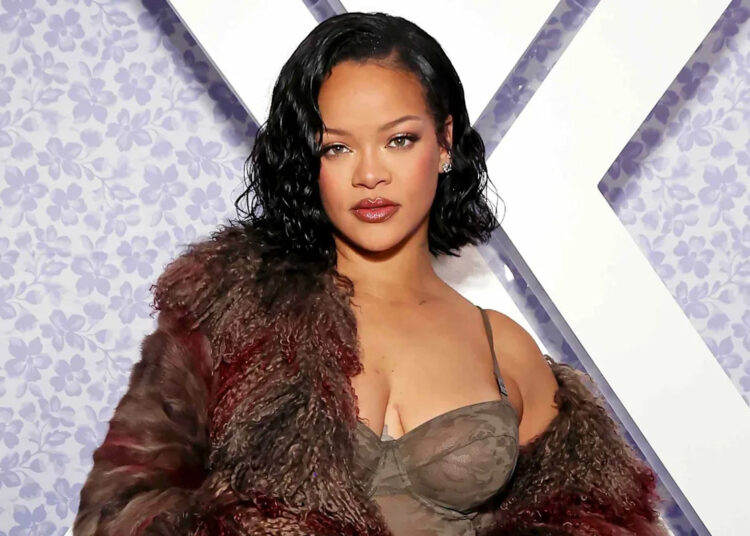 Filha de Rihanna, de 7 meses, estreia na capa de revista: 'Baby Rocki serviu muito sério'