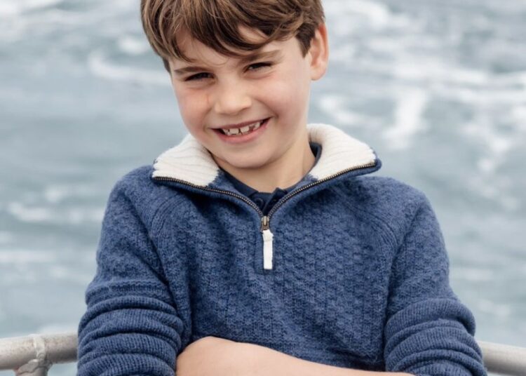 Foto do aniversário do Príncipe Louis divulgada para marcar o jovem real completando 8 anos