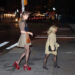 Foto editada para enfatizar demais a diferença de altura entre Taylor Swift e Sabrina Carpenter